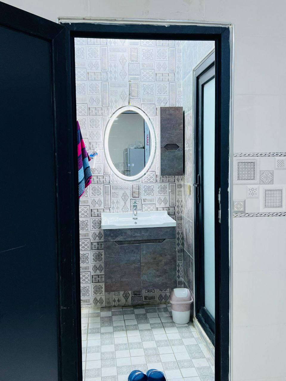 بيت للبيع طابو بسم شخص واحد 200متر في منطقة ال 55 فرع قاعه الشهداء شارع عشرين
تفاصيل البيت:-
الطابق الأول نقص سيراميك فقط، يشمل؛ 
(2 غرفة نوم +  هول كبير + استقبال كبير + مطبخ حار وبارد سيراميك + كراج + محل كبير +صحيات سيراميك داخل وخارج).

_______

الطابق الثاني فول سيراميك ويحتوي على منظومة دكت يشمل؛ 
( 2 غرفة نوم كبيرة ± هول + مطبخ + صحيات + مخزن كبير)
***********
