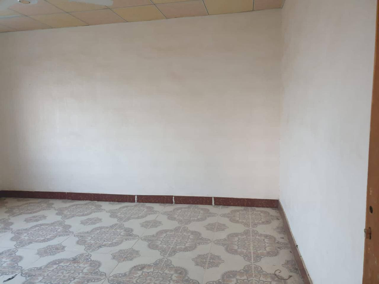 السلام عليكم يوجد مشتمل البيع  حي الشهداء غرفتين وستقبال ومطبخ وصاله وكراج واسع السعر خاص المساحة ١٣٢ متر شارع ١٠ مراجعة مكتب العباسي هاتف و*********** و***********
