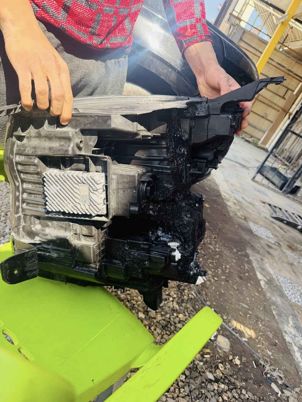 السلام عليكم 
للبيع لايت جهة الصدر  تاهو موديل25اصلي بلادي مصلح من الخارج فقط ويوجد فطر بالجامة. ويشتغل كله من ناحية Ledوالعدسة والبروجيكتر والكارت  كلة شغّال وشرط الفحص والسعر 550الف 
للاتصال *********** ومكاني الحلة
