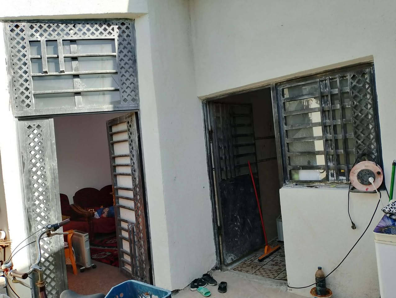 بيت للبيع المساحه 100 متر يتكون من غرفتين وديوانيه وهول مناور 2 مطبخ السقف كونكريت مسلح وسقف ثانوي طابو زراعي أبو الخصيب منطقة محيله منطقة العاكوليه (( سعره 65 بي مجال


**إذا كنت صاحب هذا الإعلان وتريد حذفه لأي سبب، رجاءا أرسل رسالة إلى الدعم الفني**