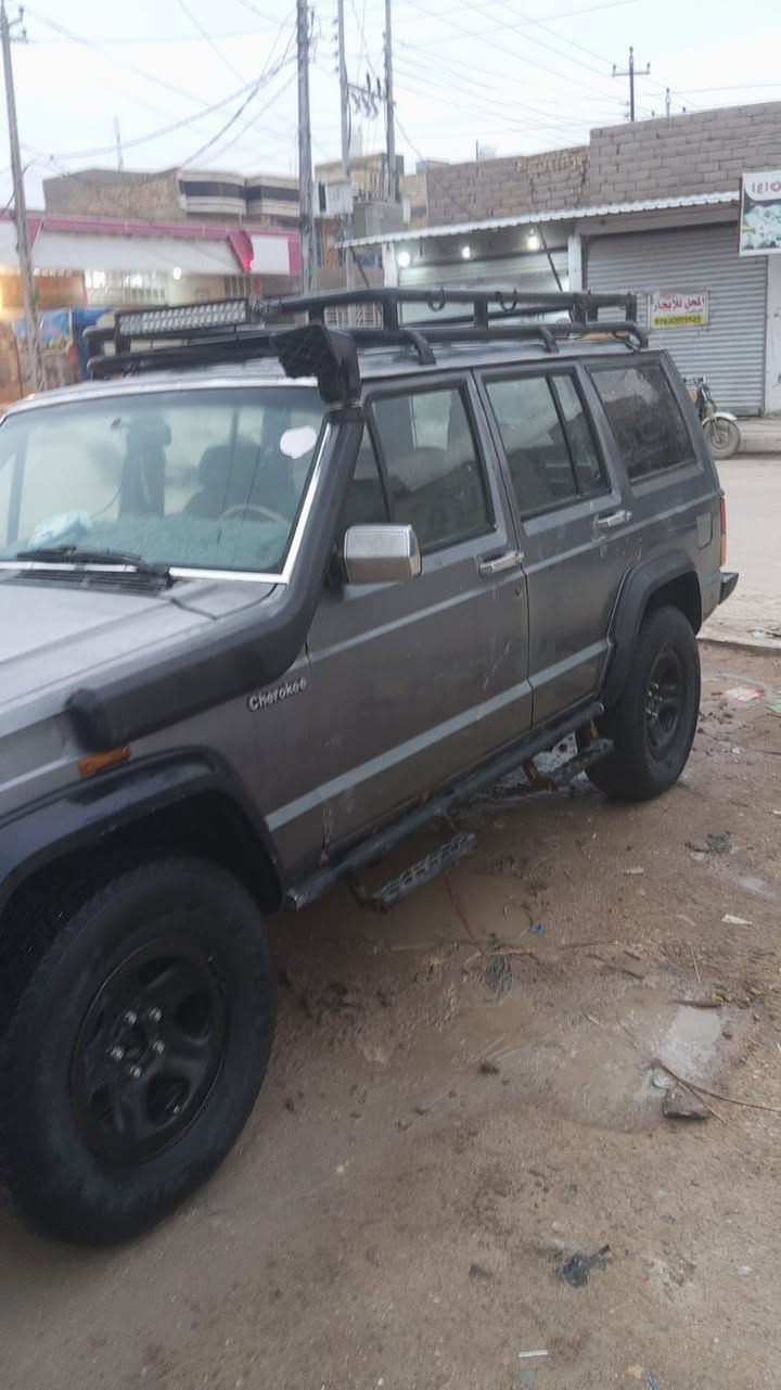 جيب شيروكي كلاسيك للبيع 
رقم ذي قار عنوان ناصرية مركز 
محرك بلاد كير عادي دفع رباعي شغال 
سياره على بلاد بدون ضربه كهرباء كلها بلاد 
حداديه كلها جديد تدفئه تبريد بي ليك 
السعر ٤٨ مجال كلش بسيط 
***********
