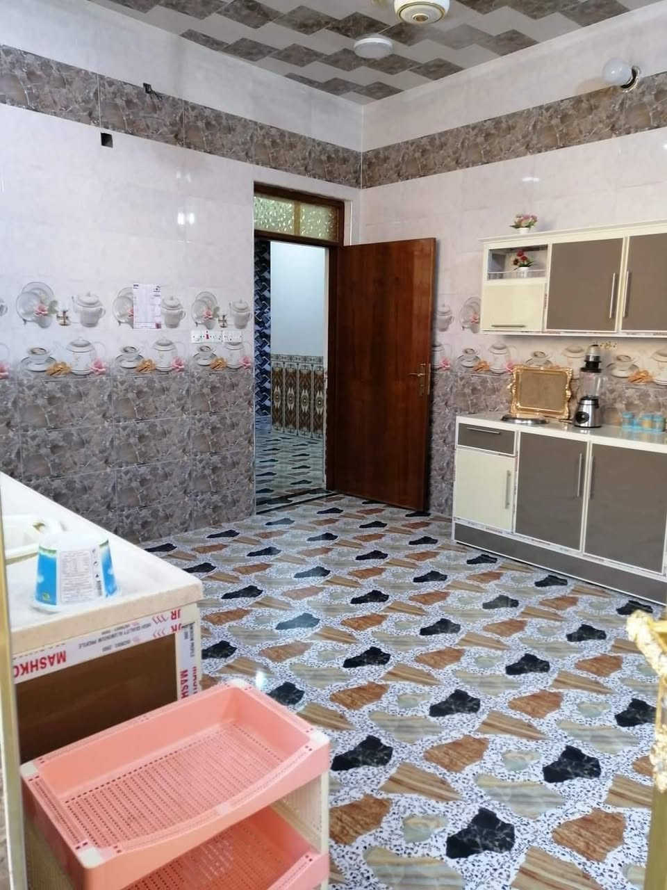 بيت جديد للبيع ع شارع الملعب بلفرع صدليه الأحسان مساحة البيت 186 رقم الهاتف ***********
