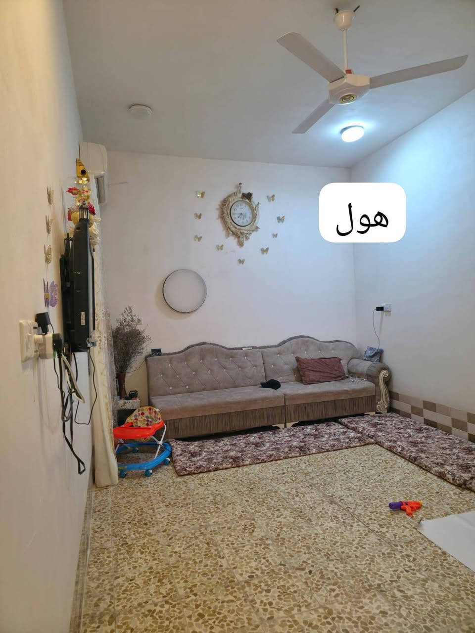 سلام وعليكم: بيت في حي الزيتون 200متر على شارع ادهوك مجاور  مدرسة نبأ العظيم 150متر واجه 10 العمق 15 غرفتين نوم ومشتملات هول استقبال بناء حديث ماء كهرباء فولل تواصل عل رقم ***********كورك... اسيا ***********
