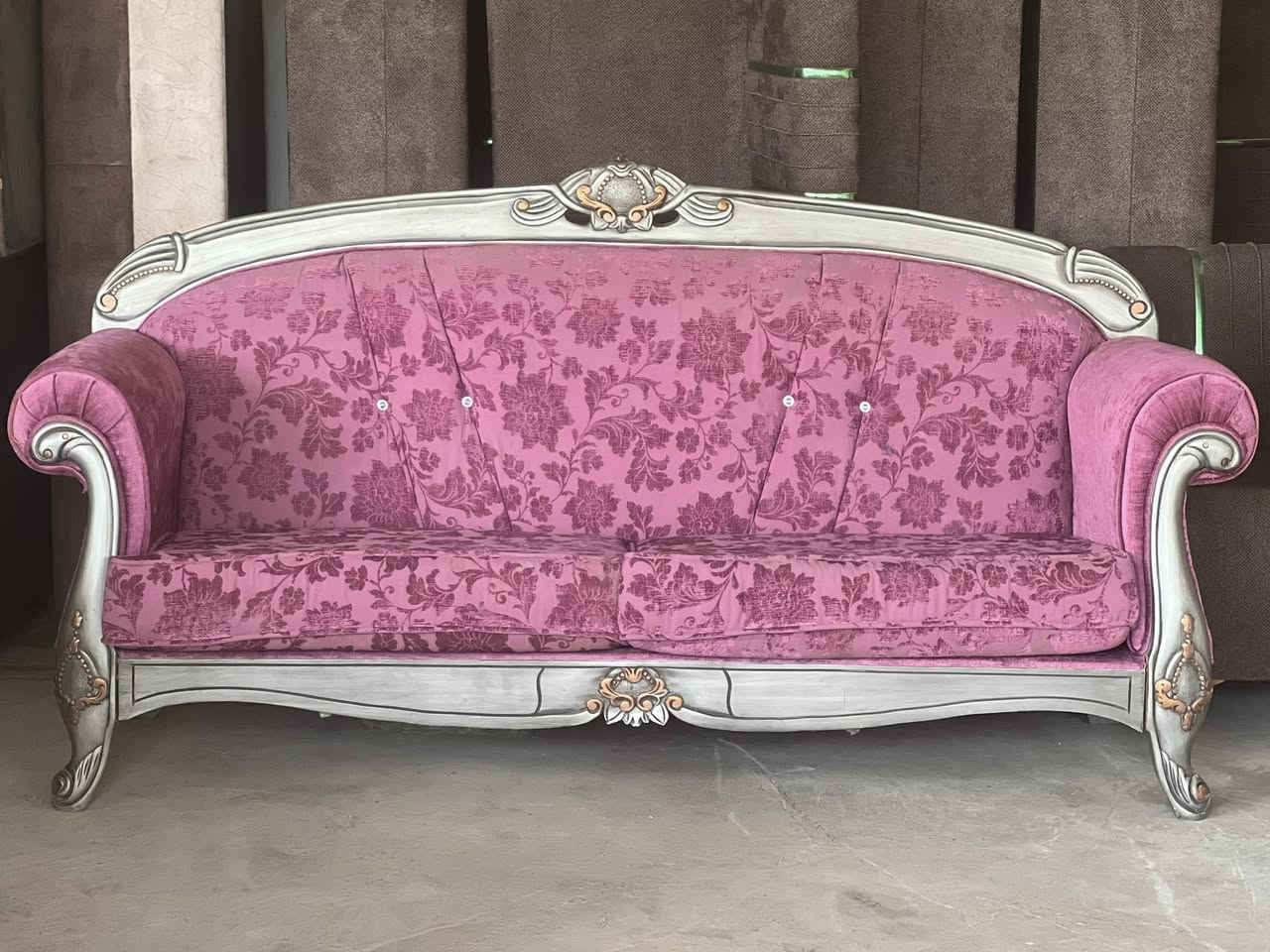 تخم ملكي (10)مقاعد 
معرض ومزاد البيت 
دلي عباس/العبور قرب جسر الشيخ حسن  
***********
