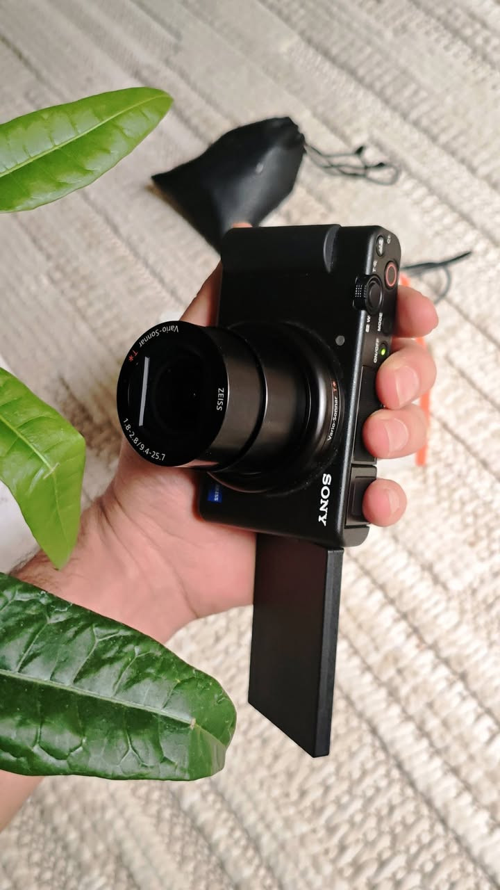 📸 للبيع كاميرا Sony ZV-1
نظيفة 100%، استخدام خفيف جدًا وبدون أي مشاكل أو خدوش، كأنها جديدة 👍

🔥 مناسبة جدًا لـ:

لتوثيق فيديوهات المواكب الحسينية 

تصوير فلوغات وسفر

تصوير منتجات أو شغل تجاري

تصوير بورتريه بجودة عالية وعزل خلفية قوي

✨ أهم المميزات:

عدسة ZEISS احترافية بفتحة واسعة (تعطيك عزل مثل الكاميرات الكبيرة)

تصوير 4K بجودة عالية جدًا

تركيز سريع على الوجه والعين (ما يفوتك أي لقطة)

شاشة متحركة للتصوير السيلفي والفلوگ

ميكروفون قوي مع عازل للهواء

💡 صغيرة وخفيفة، تنحط بالجيب وتصور بيها مثل المحترفين بدون تعقيد كاميرات كبيرة.

💰 السعر قابل للتفاوض للجادين، والسعر مناسب حسب حالة السوق.

📩 للمهتمين يراسلني خاص


**إذا كنت صاحب هذا الإعلان وتريد حذفه لأي سبب، رجاءا أرسل رسالة إلى الدعم الفني**