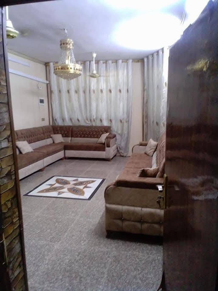 السلام عليكم  بيت للبيع في ضباط البلديات قرب شارع معامل الكاشي مساحه 150 واجه 6ونزال25 الطابق الاول متكون من طرمه وصحيات واستقبال ومطبخ وحمام وغرفة نوم والطابق الثاني من غرفتين وصاله ومخزن وصحيات والطابق الثالث بيتونه وسطح مسلح للاستفسار اتصال برقم
***********بي وات ساب 

السعر 220وبي مجال
