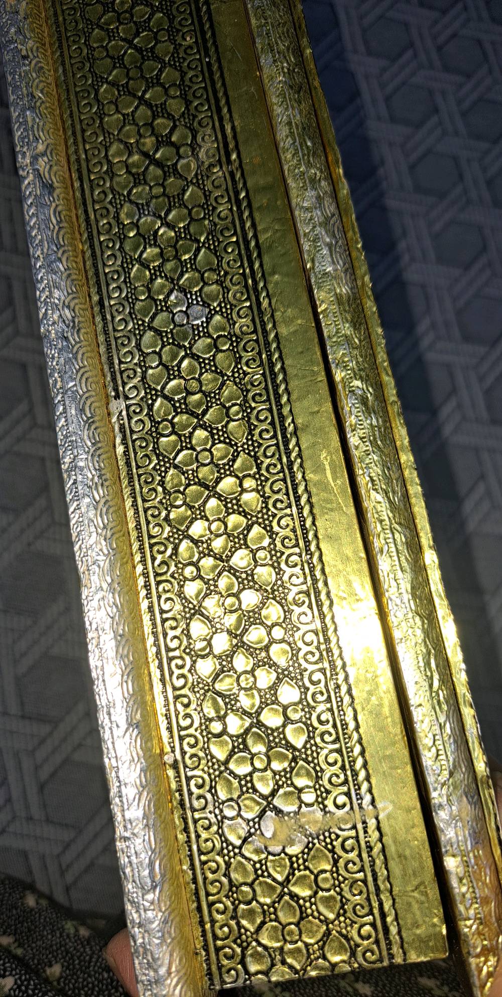 علبه خشب كبيرة مغلفه بالمعدن 
السعر ١٥ الف 
يوجد توصيل
