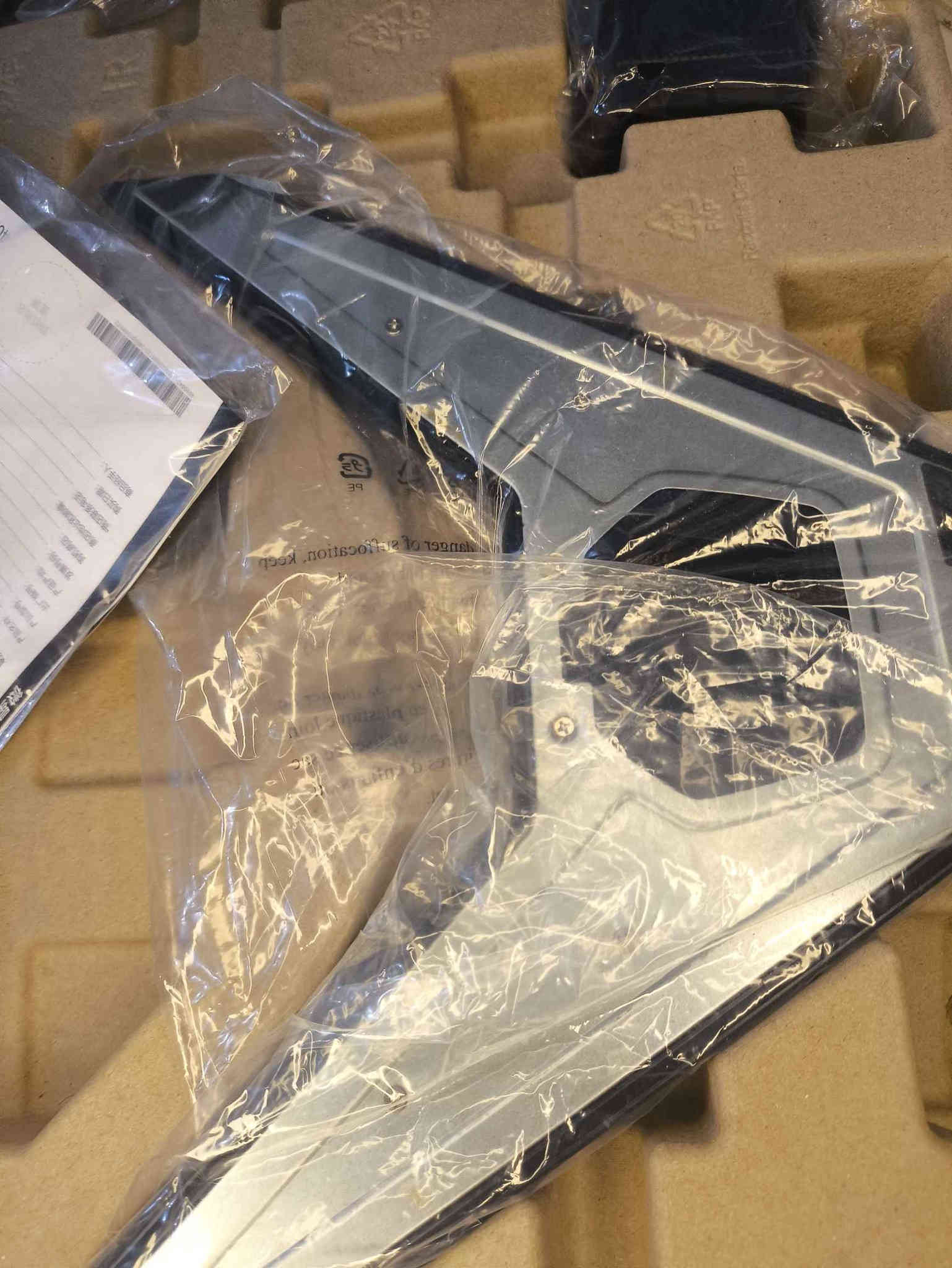 سلام عليكم 
 
للبيع شاشة MSI MAG 274F Gaming Monitor
نضافة 99 بعده بل الكارتون وكاملة الملحقات والستان +بعده بضمان وصل ضمان سنة 
شاشة قيمنغ احترافية من MSI بحجم 27 إنش ودقة Full HD 1920×1080، لوحة IPS سريعة، ومعدل تحديث عالي 200Hz مع استجابة 0.5ms، مناسبة للألعاب السريعة والبث.

المواصفات:

MSI Gaming Monitor

27" (68.58cm Viewable)

IPS – Rapid IPS

Full HD 1920×1080

High Refresh Rate 200Hz

Response Time 0.5ms

HDR Ready

Console Mode

AI Vision

HDMI + DisplayPort + AUX

Care Button Control

Adaptive-Sync / VRR

VESA 100×100
للميعرف
هاي الشاشة تجي بحجم 27 بوصة ودقة Full HD، وهي مثالية لمن يبحث عن تجربة ألعاب سريعة أو استخدام يومي مع معدل تحديث مرتفع (200Hz) وزمن استجابة منخفض للغاية (0.5ms) — ما يعني أن الحركة على الشاشة ستكون سلسة للغاية.
لوحة IPS السريعة تمنح ألواناً زاهية وزوايا رؤية واسعة، والمنافذ الأساسية متوفرة مع دعم لتقنيات مثل Adaptive-Sync لتقليل التمزّق أثناء اللعب.

وبل عافية للشراي
  
مكاني كربلاء 
راسلني وتدلل او اتصال واتساب 
***********
ماعدي توصيل تريد توصيل الحساب عليك كربلاء
