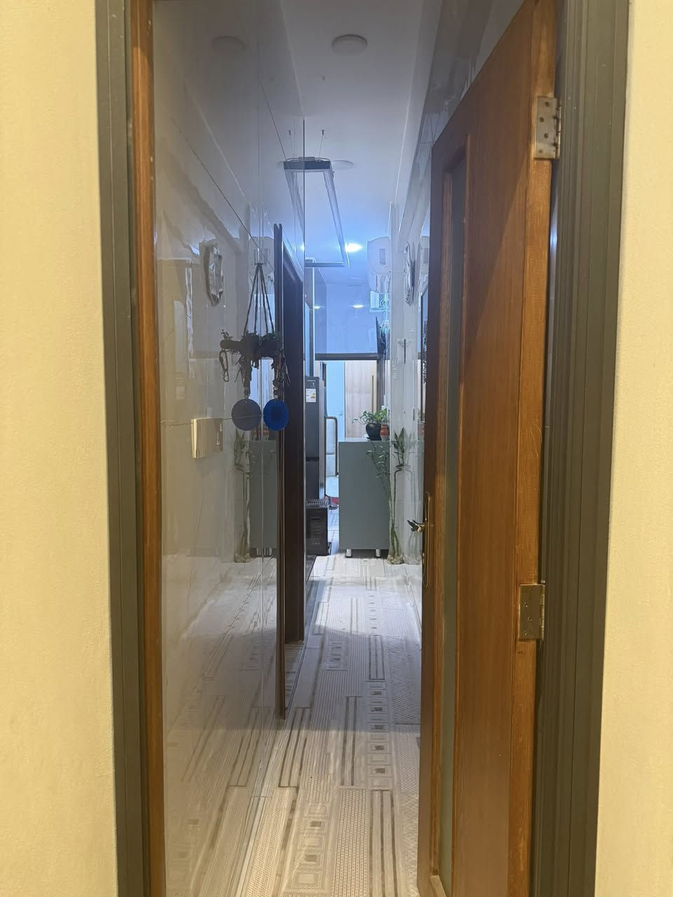 سلام عليكم ….
بعد التحيه الطيبه 
دار للبيع مساحه (60 م) 
بغداد الاعظميه قرب خدمي السريع 
فرع مجاور غزوان العزي قريب سريع جداً

بناء قبل سنه فول 
يتكون 
طابق الارضي مدخلين 
طرمه 
استقبال مطبخ غرفة نوم 🛏️ 
خدمات منور
طابق ثاني غرفتين نوم 🛏️
حولي خدمات 
غرفه ماستر مع باركون 
طابق ثالث غرفه خدمات منور 
بيتونه 
سطح مع غرفه سندويج مخزن 
للاستفسار اكثر *********** 
غير متواجد عل فيس
