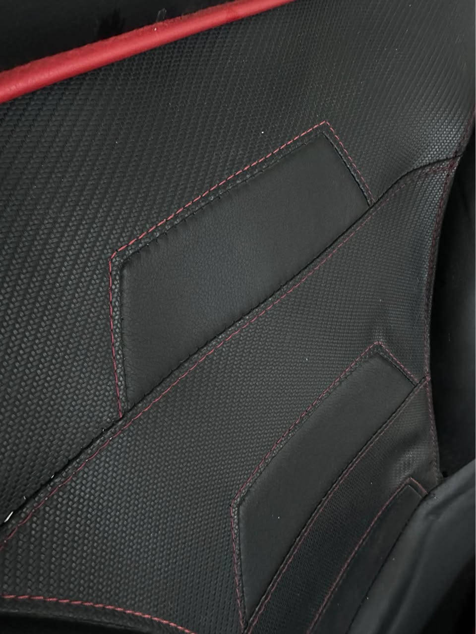 • التصميم: يسمى "Rocker" لأنه يوضع مباشرة على الأرض (أو على قاعدة دائرية قصيرة) ويسمح بالهز للأمام والخلف، وهو مخصص بشكل أساسي لمحبي أجهزة الكونسول (PlayStation و Xbox).
• نظام الصوت: الكرسي مزود بنظام صوتي مدمج (سماعات جانبية ومضخم صوت "Subwoofer" في الخلف) لتوفير تجربة لعب محيطية.
• الخامة: مغطى بجلد (PU Leather) مع تطريز أحمر.

السعر 
٧٥ الف
***********
بصرة البصرة, العراق
