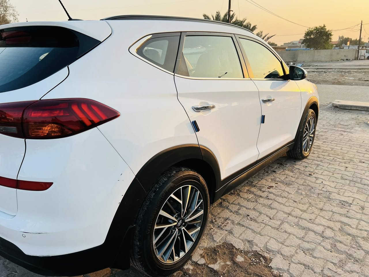 سلام عليكم 
توسان مديل ١٩ لبيع 
فول موصفات واحد على واحد من عده شاشه ايباد وزنون 
بصمه بواب 
بصمه تشغيل عدد ٢ 
اناره ابواب ترحيب 
نضمه قياده 
تحكمات ستيرن 
ارضيه جلد 
كشنات جلد 
حساس مامي خلفي 
شحن وايرلس 
رادار مامي خلفي 
كشن كهربائي بس مال سايق 
مرايات شفط وأشاره بل مرايات 
يدات نيكل 
تبريد قطعتين 
هند بريك بل رجل 
تخم تاير جديد مالصالي هواي من شديته 
هواي بعد بيها موصفات ما مذكوره 
سياره نضيفه 
مكاني  بغداد 
خابر وتدلل موجود 

***********
