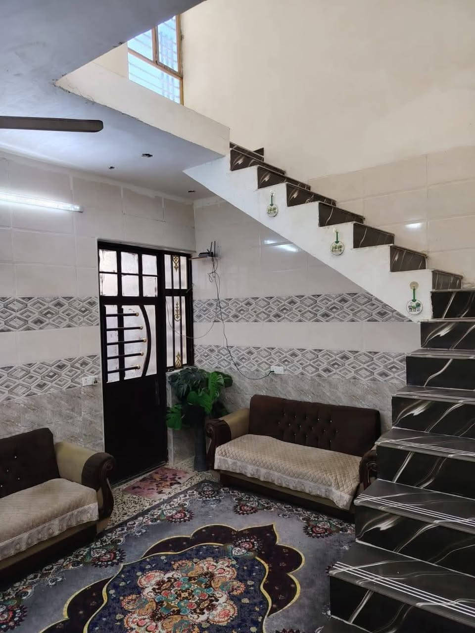 سلام عليكم اخوان بيت مساحته 125يحتوي ع 3 غرف نوم وصحيات 3 ويحتوي ع صالتين  وسطحين الموقع المشتل شارع المطبك قرب مجلس بلدي مجمع فدك سعر خاص رقم الاتصال *********** اتصال ورقم ثاني واتساب             ***********
