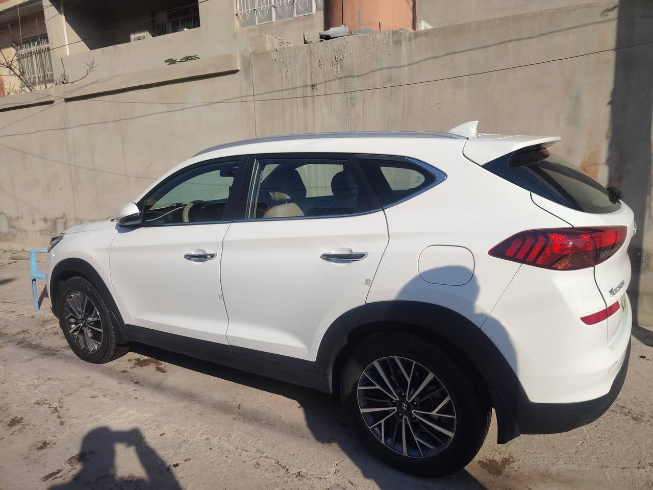 للبيع ***********
توسان 2019 خليجي ماشيه 100 الف
سياره مال بيت شرط نضافة فول
بيها صبغ بالجاملغ الخلفي وباب الوره مبدل اصلي فقط
سونارها موجود سيارة كاملة مكملة ماتصرف عليه ربع
تايات جدد طخم جديدة كابون بانزين ورقي بيها سنويه صاقطه مكينه شرط وكير شرط
السعر 180 وبيها مجال للطيبين
