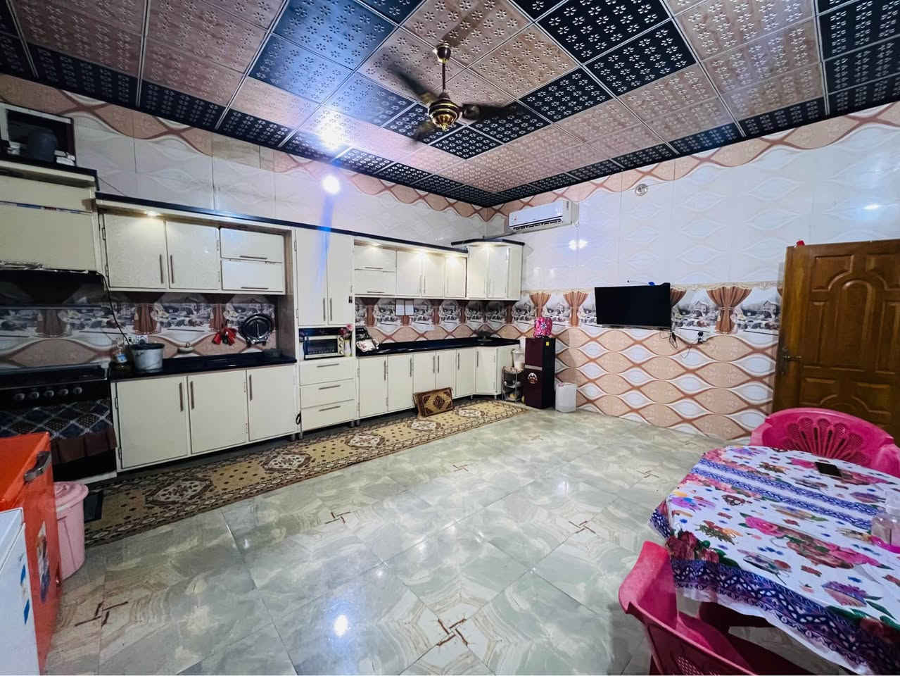 السلام عليكم ورحمة الله وبركاته

دونم طابو زراعي سند 25 
على طريق الزوار (طريق كربلاء طويريج) قرب عمود 268

الدونم مخدوم جداً ويحتوي على عدد كبير من النخيل 
تتوفر به ماء إسالة + ماء سقي 
يحتوي على دار بمساحة 400 متر تقريباً 
الحديقة الأمامية بمساحة 400 متر وأكثر 
الإستقبال 12 متر في 5
وصالة كبيرة 8 متر في 6
ومطبخ 6 متر في 5 
وغرف نوم عدد 2 ،  5 متر في 4 (غرفة سويت) 
ومجمع صحي 
الأرضية بورسلين درجة أولى 
كذلك توجد صحيات خارجية للزوار عدد 3

علماً ان الدونم ييعد عن الشارع الرئيسي (طويريج كربلاء) مسافة كيلو و200 متر تقريباً (الشارع تبليط)، وعن التبليط الفرعي مسافة 60 متر تقريباً . 

له طريقين .. 
الاول من قناة كربلاء
والثاني من طريق كربلاء طويريج 
للإستفسار الإتصال على الرقم + متوفر واتساب 
***********
ملاحظة/ إني مكلف بالنشر فقط ولست بدلال ، التواصل مع صاحب الدونم حصراً. كربلاء, العراق
