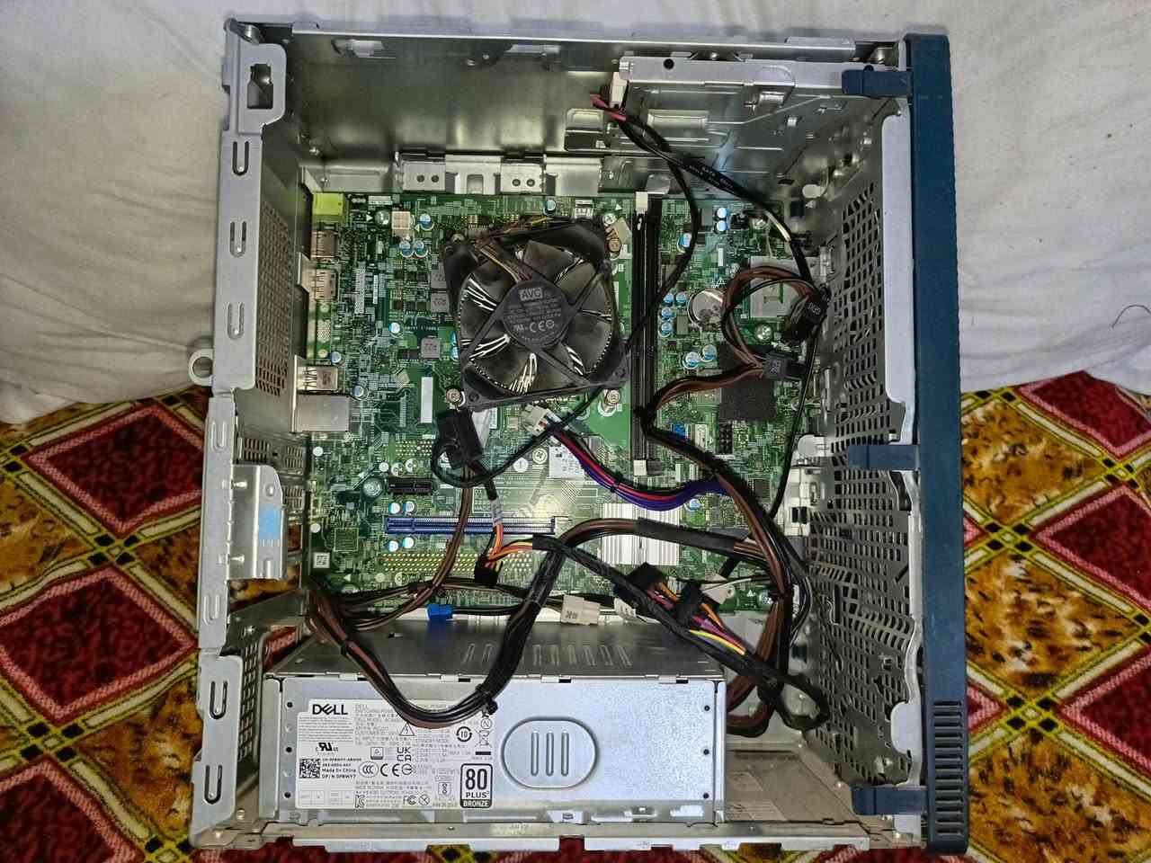 السلام عليكم.. للبيع قطع حاسبة Dell Vostro 3020 (أصلية جيل 13)، القطع اخو الجديد نظيفة جداً.ً توصيل مجاني
المواصفات:
🌺
​المذربورد: سوكيت LGA 1700، تدعم معالجات الجيل 12 و13 و14 (i3, i5, i7).
​الباور سبلاي: القدرة العالية 460 وات (460W) الفئة البرونزية، يدعم تشغيل كروت الشاشة الحديثة (يحتوي على وصلات الطاقة للكروت).
​الكيس والمبرد: كيس dell الأصلي الصغير والأنيق مع مبرد المعالج والأسلاك كاملة.
🌺
​ملاحظة: القطع متوافقة تماماً مع بعضها وتفيد جداً للي يريد يسوي تجميعة قيمنق أو مونتاج حديثة وبسعر مناسب يعني تاخذها عوزها بس رامات وكرت شاشة ومعالج اقتصادية وممتازة
🌺
​السعر: 250 ألف (بي مجال للشراي).
​المكان: [كربلاء قرب مستشفى الكفيل التخصصي
​رقم التواصل: [***********
