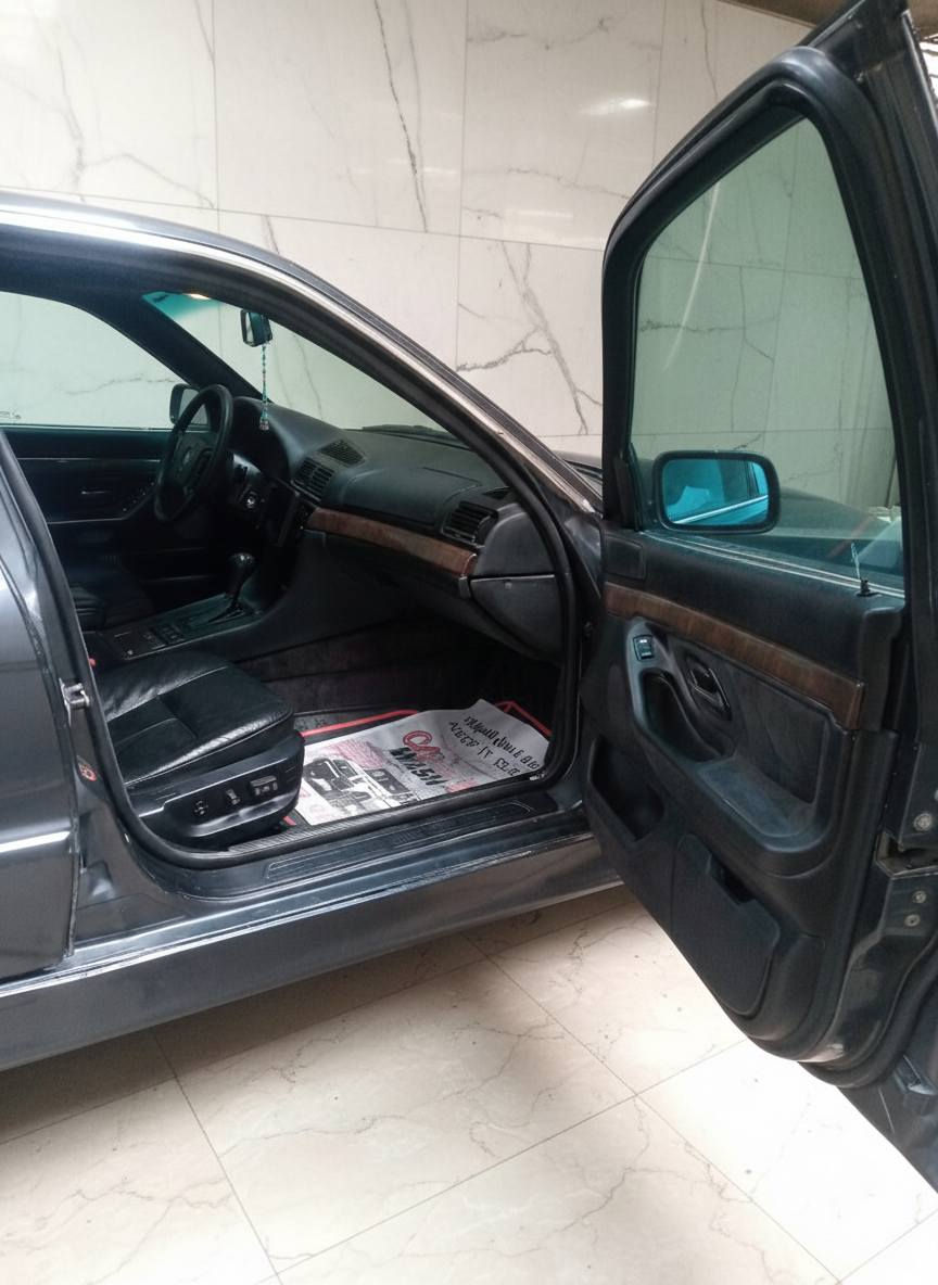 السلام عليكم بي ام كاسحة حجمها 728) 6 سلندر تك فانوس المرغوب الموديل 96 محدثة 2000 سيارة جاهزة صدر خلفي امامي جديد كشنات كهرباء سلايت روف جام كهرباء صندوق شفط مُري كهرباء شاشة كامرة رقم بغداد دولي بأسمي للبيع فقط  السعر 88♕ ***********
