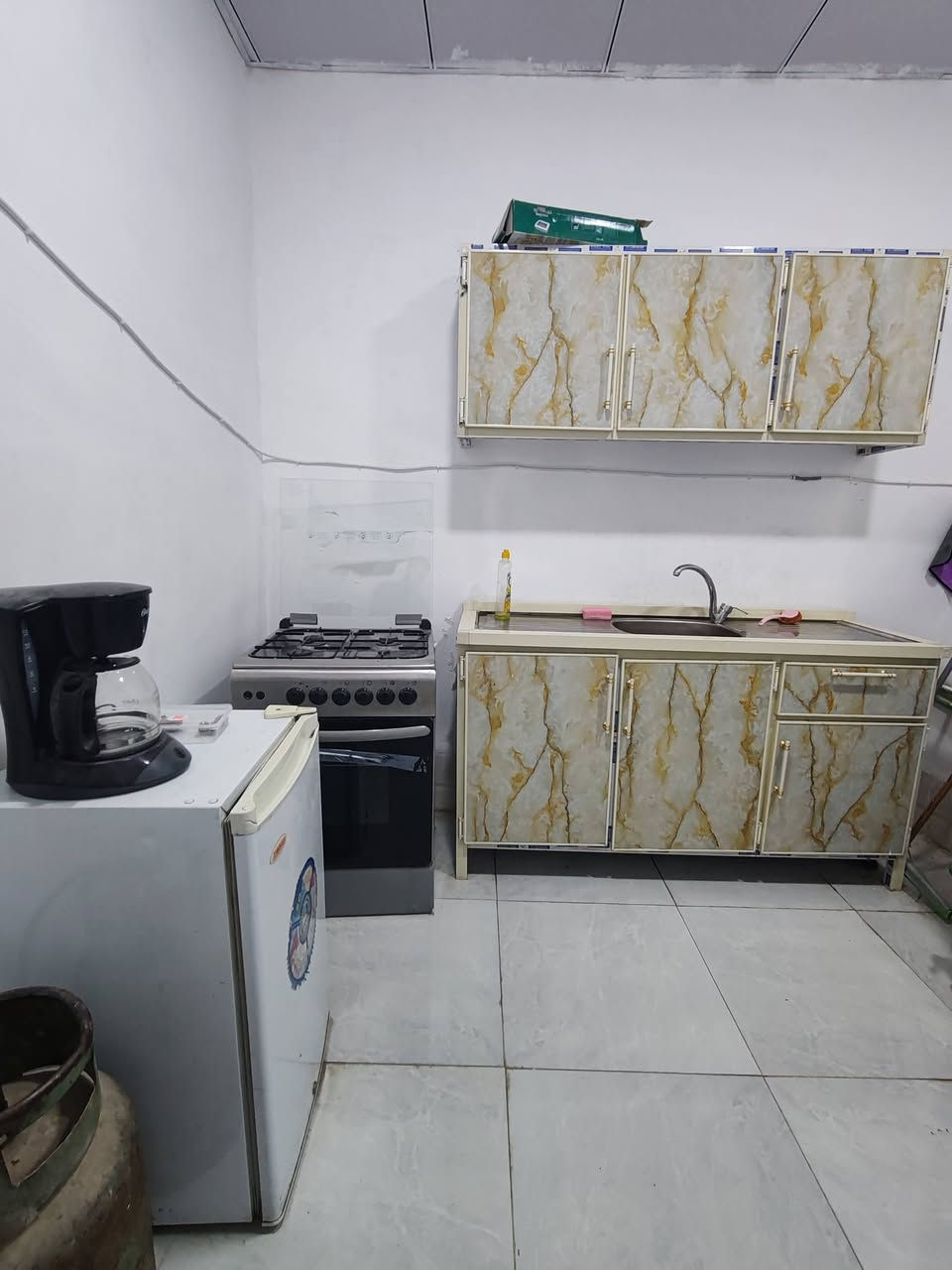 شقة مؤثثة تحتوي على غرفة نوم وصالة ومطبخ وحمام داخل الغرفة والصالة للايجار اليومي و الأسبوعي للعوائل والشباب ل ايام الزيارات والايام الاعتيادية موقع الشقة منطقة الروضتين قرب الحرم
للاستفسار ***********
