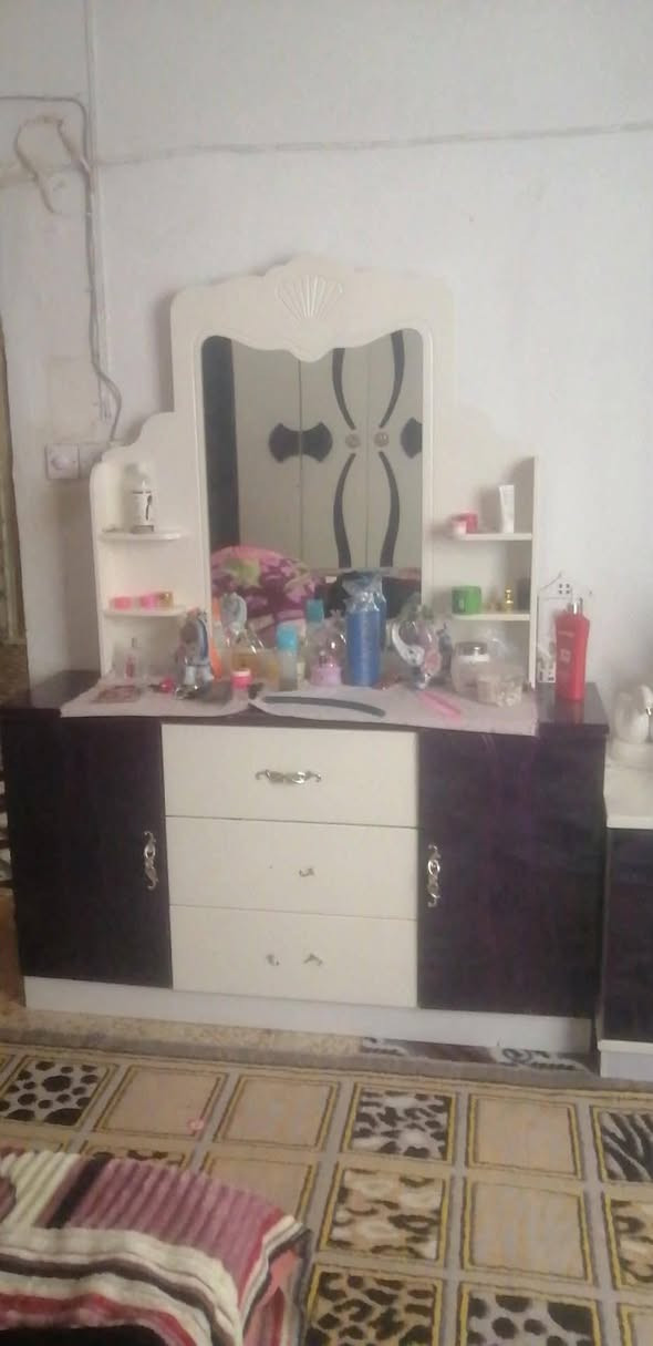 يا الله مكلفة بلنشر
غرفة تركية نظيفة جدا استعمال قليل
الغرفة ضخمة مو سنفورية
الكنتور ٨ ابواب قاطين
السعر ٧٥٠ بيها مجال
العنوان زين القوس شارع المدارس
 الرقم ***********
