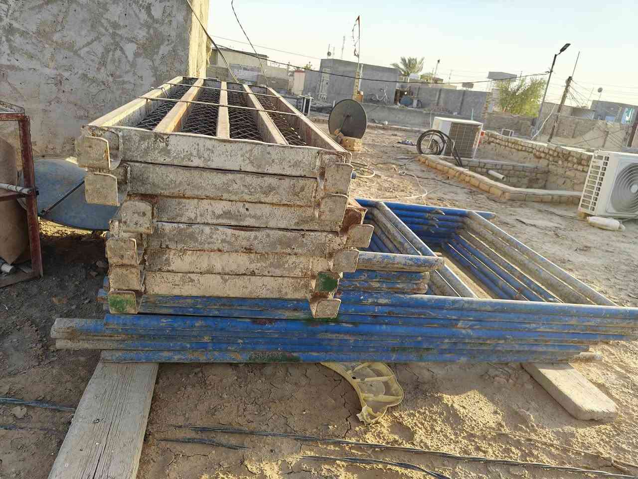 السلام عليكم عدي قفاصه حديد خانات عدد 4/
2متر وعدد2رتفاع متر  نضاف كلش ‏‪***********‬‏
