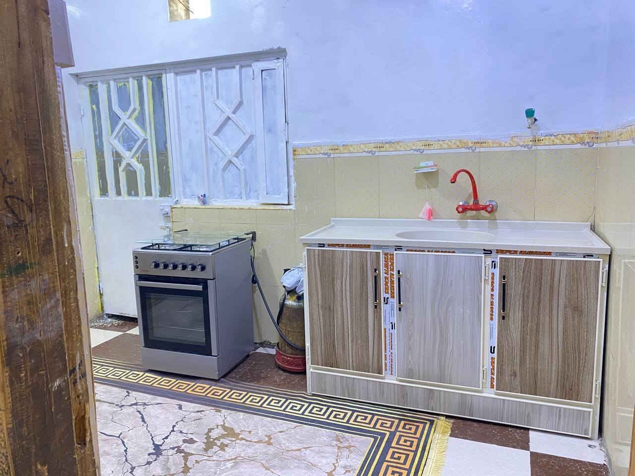 بيت بل جزيره قرب مدرسة الصقر 
130متر 
عدد الغرف2  ٤في ٣ 
استقبال 1
مطبخ 1ملحقات حمام داخلي اتصل على هذه رقم ***********
