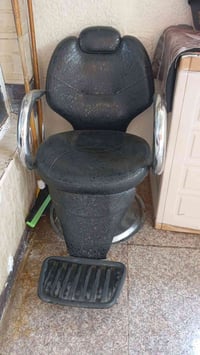 كرسي حلاقه نضيف جداً بس الجك ميصعد وينزل سعره 60 بكانه بغداد 077620340...