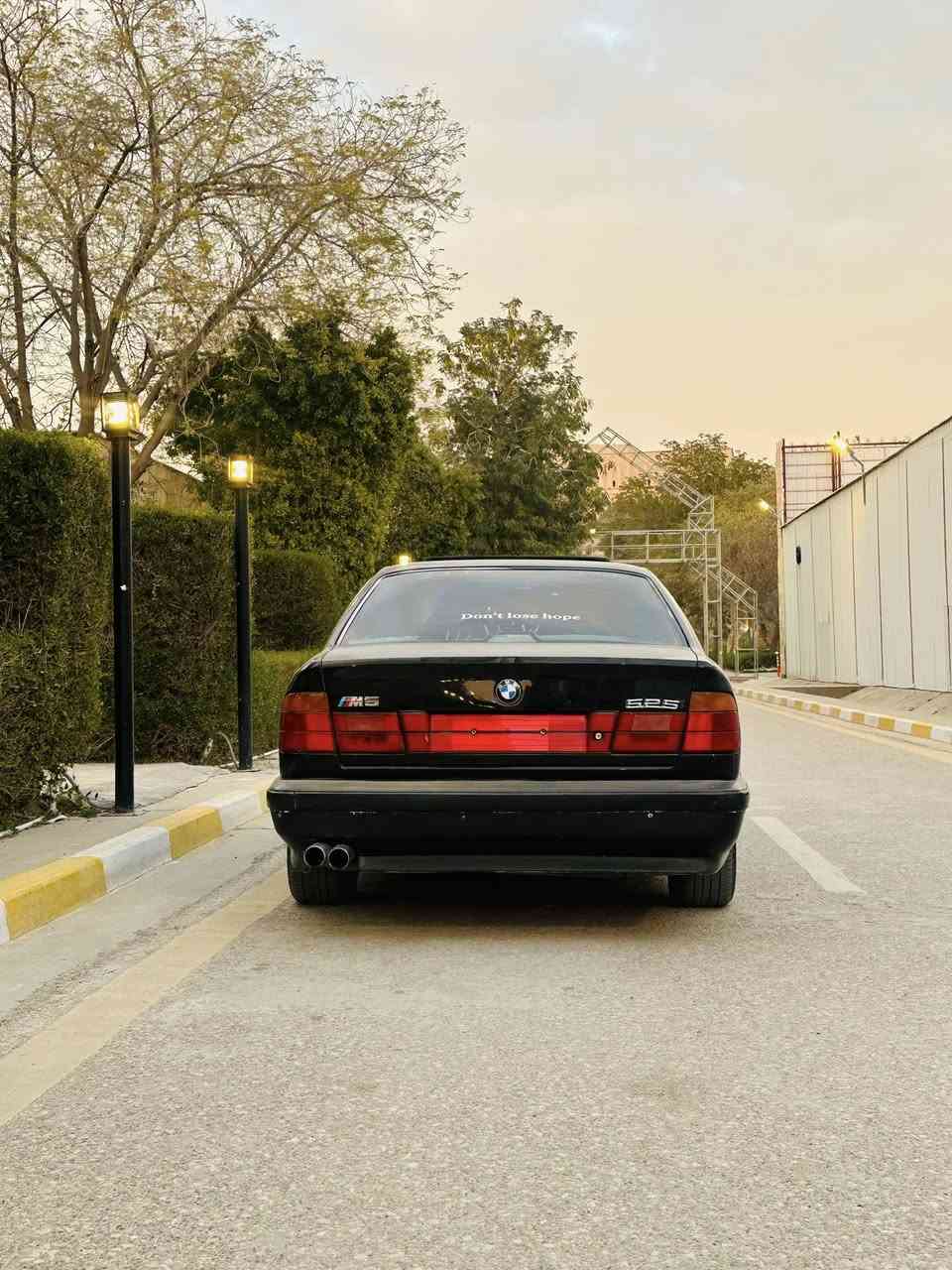 اخوان السلام عليكم 

بي ام حجم 530 اصل مديل 1993 اصل
بجم عريض 
سياره مكينه وكير 25 مسكر فانوس 
منضومة زنون 
سوارات سياره الله شاهد تعبان بيها هواي 
مسويلها منضومه كامله ادامه بلكات بخاخات 
قوايش رولات  دجات فيتبم 
السياره فتحة 
رقم بغداد تحويل ثاني يوم صاحبه يريد تحويل 
سياره بيها نواقص جدآ بسيطه تخابرني واكلك بيهن 
للمعلومه المكينه تنقص  ليش ماعرف بس لا تبخير  ولا اي شي اروح بيها محافضات عادي 
تبريد شغال 
ايرباكات سليمه 
بيها منضومة صوت جديد 
بيها هواي اضافات بردات وهواي شغلات 
مكانها بالحله 
تجي تاخذه من باب البيت وتفحصها واني خادم 
وسعرها 52 وبيها مجال وماعتقد اكو هيج نضافه بهل سعر  للعلم ذاب عليها هواي 

***********
