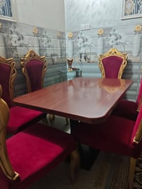 ميز طعام • مجال قليل