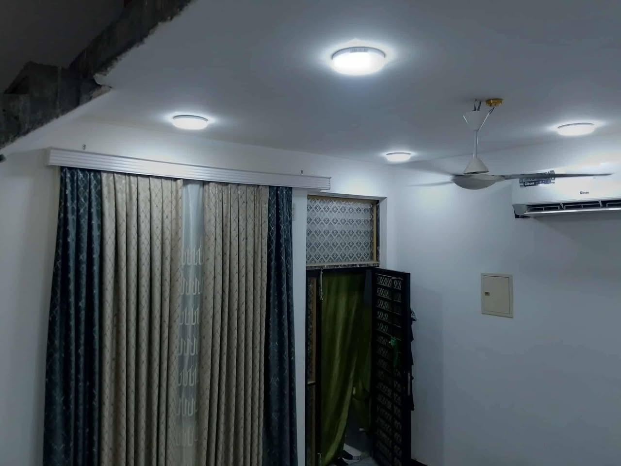 #معروض_لدينا
بيت للبيع #مناسب طابو صرف 100م امامي بصف الركن
يحتوي على/ غرفه وديوانيه وصاله ومطبخ وصحيات ومتوفر 
العنوان/ الفداء شارع المدارس قرب المدرسه الصينيه الجديده البيت #مطلوب_اسكان ٢٣مليون القصد الشهري140الف تسديد الاسكان 
السعر الكلي 110
يعني المشتري يستقطع ال23 يحولهن عليه وينطي الباقي 87 للبايع
____________________________
نستقبل كافة العروض العقاريه لبيع القطع والبيوت #والأيجارات الطابو والزراعي ونعمل على بيعها سريعآ
 ان شاء الله في جميع انحاء الناصريه 
ماعليك سوى مراسلتنا او الاتصال على الرقم 

____________***********  _________
وسنكون في خدمتكم غايتنا رضاكم والمصداقيه في العمل شعارنا
