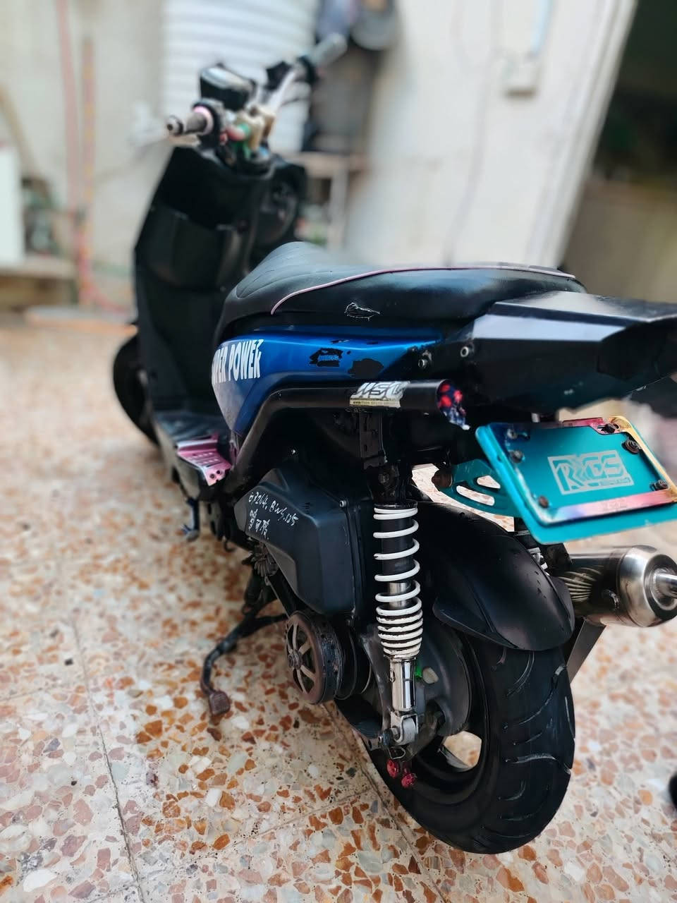 السلام عليكم  الدراجه لبيع الدراجه مزوده تزويد خارجي شوفت عينك السعر ٩٥٠ وبيه مجال العنوان نجف الشرف الرقم ***********
