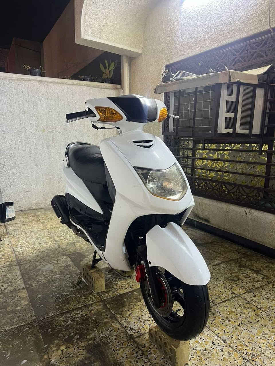 سلام عليكم سكنس نثية دراجة مكينة بلادية ما مفتوحة كهربائيات كاملة  سلف هندر كلها شغالة بس كفراتها تجاري ويرادلها طاسة مال كلج لان بيها صوت خفيف مكاني البياع 500 وبيه مجال الشراي ***********
