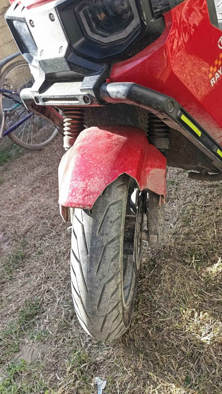 السلام عليكم ورحمة الله وبركاته دراجه صارلها شهرين عندي اخذتها جديدة زيرو على ايدي نطخت طخه بسيطه موضحه بصور جاملغ امامي وخلفي بسيط دراجة خير من الله كلشي ممبدل بيها وشحنها درجة اولى امانة الله العنون الجزيرة السياحيه بغداد گميرة السعر850الف
*********** ماشية 720كيلو
