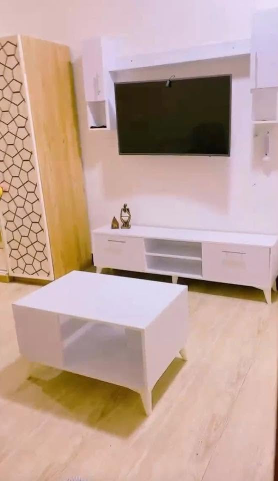 سلام عليكم
ميز تلفزيون + ملحقاته تعليق في الجدار 

+طبله وسطيه. .. نظيفات جدا 

السعر :125

رقم ***********

بصره معقل
