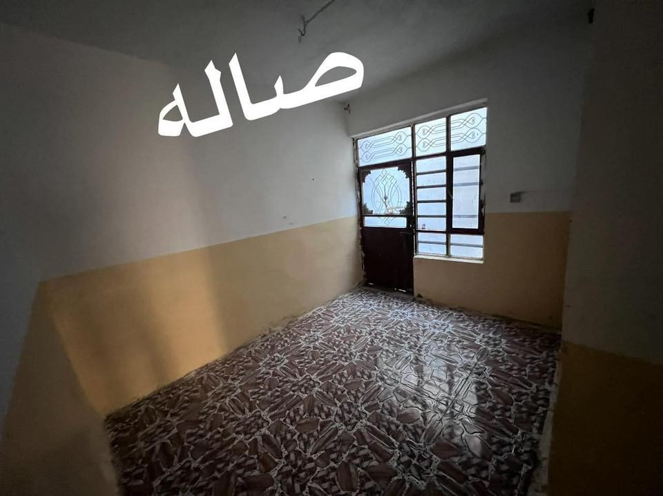 مشتمل للايجار المساحة 100 متر طابق ارضي
يحتوي على ( غرفة نوم - صالة - مطبخ - استقبال - طرمة- صحيات)
كما موضح بالصىر
الموقع ( التحرير - السكك- قرب معهد الاشغال) 
***********
يفضل عائلة صغيرة
