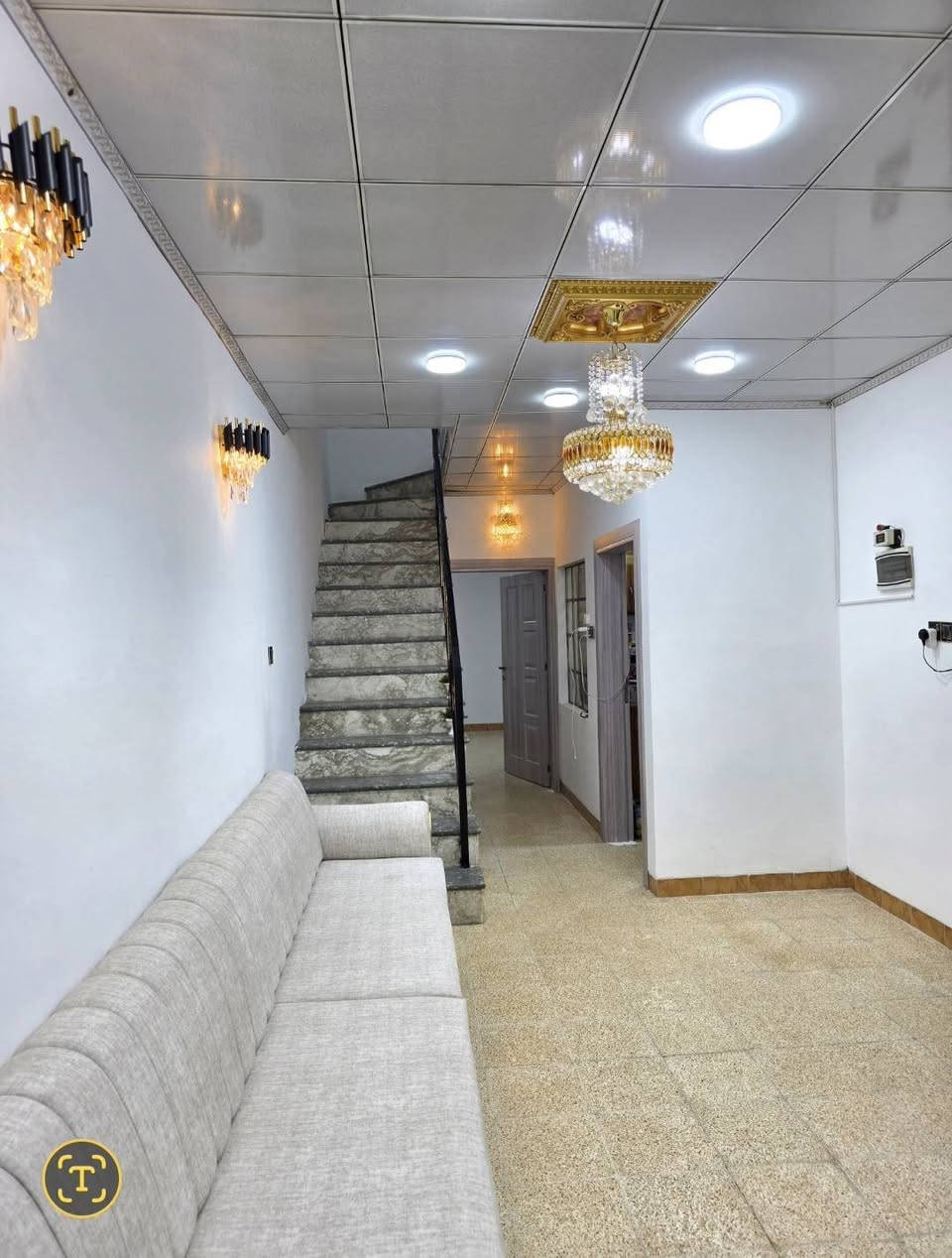 دار للبيع في حي الحدباء طابقين المساحة 116 م واقع حال 120 م واجهه 6 م 3 غرف نوم هول واستقبال ومشتملات شارع واسع 15 م اتجاه قبلة .
***********
***********
عقارات الصفوة  حي المصارف قرب جامع سعدي مهدي
