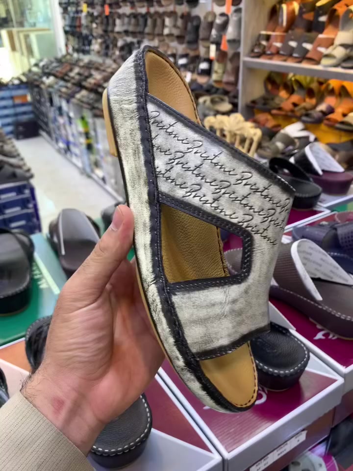 السلام عليكم وصلة بضاعتنه الأماراتيه 🇦🇪
الجلد الطبيعي ال ١٠٠٪؜ 
شغل يدوي مخيط ومغلف باجواد انواع الجلود 
الدبان جلد والوجي جلد 
القياسات متوفره من ٤٠ لل ٤٦ 
شرفونا داخل المحل او للتواصل واتساب ***********
