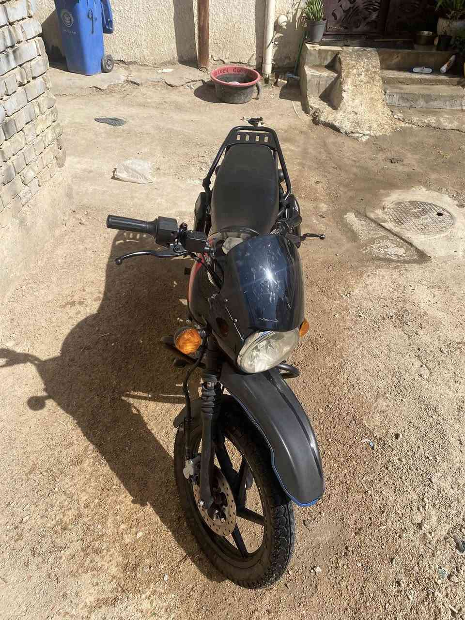 السلام عليكم أخواتي  بوكسر موديل 21دراجه نضيفه وكلش حلوه مابيها  لا خيط بخار ولا ادخان اسود دراجه مداريها لان شايلتني. 
ادير الها دهن أمزويل سعر التر ب١٧يشهد ربي 
قبل ٣ايام تاير وجوب  أمامي ايراني اصلي مو صيني  الدراجه ومامشتغل بيها دلفري دراجه عارضها 1400 وبيها مجال بسيط تقديران الجيتكم واني خادمكم وأخوكم الزغير مكاني كربلاء 
رقمي ***********
