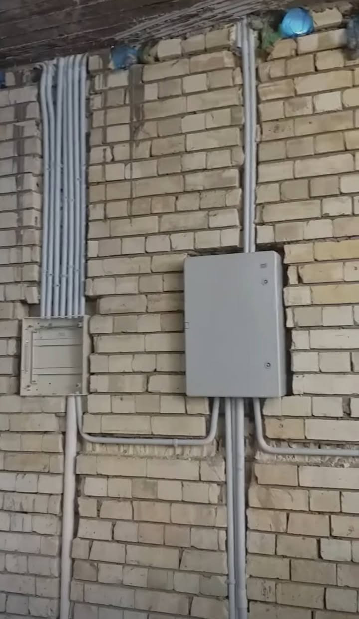 سلام عليكم الي يحتاج صيانه كهرباء أو تأسيس كهرباء او وتنضيف بيوت من الأنقاض  تواصل مع هذا الرقم ***********
