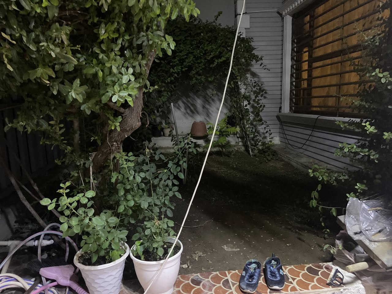 بيت للبيع بمحافظة
السليمانية
 مساحة(٢٠٠)م، بيت مولك(تابو) 
كامل مواصفات
امامه الحديقة 

مواصفات بيت (نظام تدفئة المركزية-نضام تبريد المركزي -نظام الكاميرات-السقوف الطابق اولال المغربي ، تخزين الكهرباء- الكهرباء ٢٤ الساعة)
بيت طابقين نفس الخريطة يتكون من (الفرفة الاستقبال-المطبخ و الغرفة الگعدة المشتركة-غرفتين النوم-المطبخ الحار - المشتملات - الحديقة الصغيرة )

مكانه بيت (قريب عل مدارس (الحكومية + الاهلية-مسجد-الاسواق- قاعة الرشاقة- الدائرة المياه -الشارع العام -مركز الشرطة -الصالون- الملعب )

السليمانية- الحي تافكة
***********
