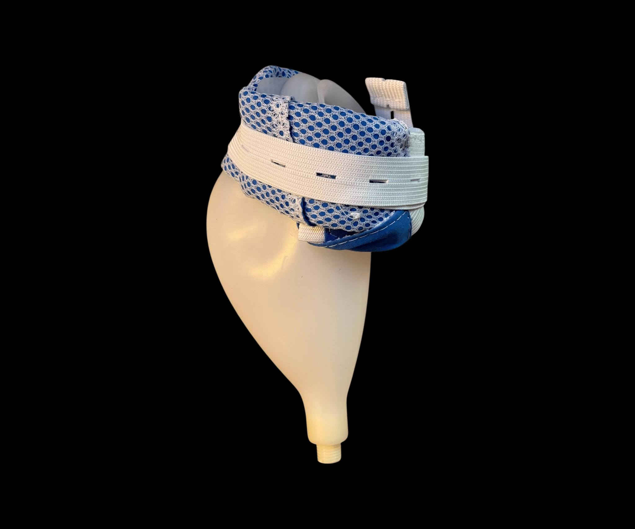 كيس جمع البول الطبي المريح للرجال
السعر 17 الف

الاستخدامات
تُستخدم لجمع البول للمرضى غير القادرين على الحركة أو المصابين بسلس البول
مناسبة للمرضى طريحي الفراش، كبار السن، ومرضى ما بعد العمليات الجراحية
تُستخدم في المستشفيات، المراكز الصحية، ودور الرعاية المنزلية
حل عملي للاستخدام أثناء السفر أو في الحالات الطارئة
مناسبة للرجال بفضل التصميم التشريحي المريح

المميزات
كيس تجميع بول بسعة 1000 مل (1 لتر) مع تدريج واضح لقياس الكمية بدقة
تصميم تشريحي مريح يقلل التسرب ويضمن استخدامًا آمنًا
مصنوع من خامات طبية عالية الجودة، آمنة وخالية من الروائح
مزود بحزام تثبيت قابل للتعديل لتثبيت مريح حول الخصر أو الفخذ
أنبوب تصريف مرن وطويل يسهل الاستخدام دون إزعاج
صمام سفلي للتفريغ السهل والتحكم في إخراج السوائل
قابل للفك والتركيب والتنظيف وإعادة الاستخدام
تصميم يمنع الارتجاع ويحافظ على النظافة
خفيف الوزن وسهل الحمل والتخزين

محتويات الصندوق
كيس تجميع البول بسعة 1000 مل
طول الصوندة 100 سم
قمعوعاء بول تشريحي مخصص للرجال
أنبوب توصيل مرن للتصريف
حزام تثبيت قابل للتعديل
عبوة تغليف أصلية

الملاحظات
يُنصح بتنظيف المنتج جيدًا بعد كل استخدام للحفاظ على النظافة
للاستخدام الشخصي فقط
يُفضل تفريغ الكيس عند امتلائه وعدم تجاوز السعة القصوى
المنتج طبي مساعد وليس بديلًا عن الاستشارة الطبية
قد يختلف شكل أو لون بعض القطع اختلافًا بسيطًا حسب دفعة الإنتاج
لم يتم ذكر قياس المنتج
لم ينم ذكر بلد المنشأ


**إذا كنت صاحب هذا الإعلان وتريد حذفه لأي سبب، رجاءا أرسل رسالة إلى الدعم الفني**