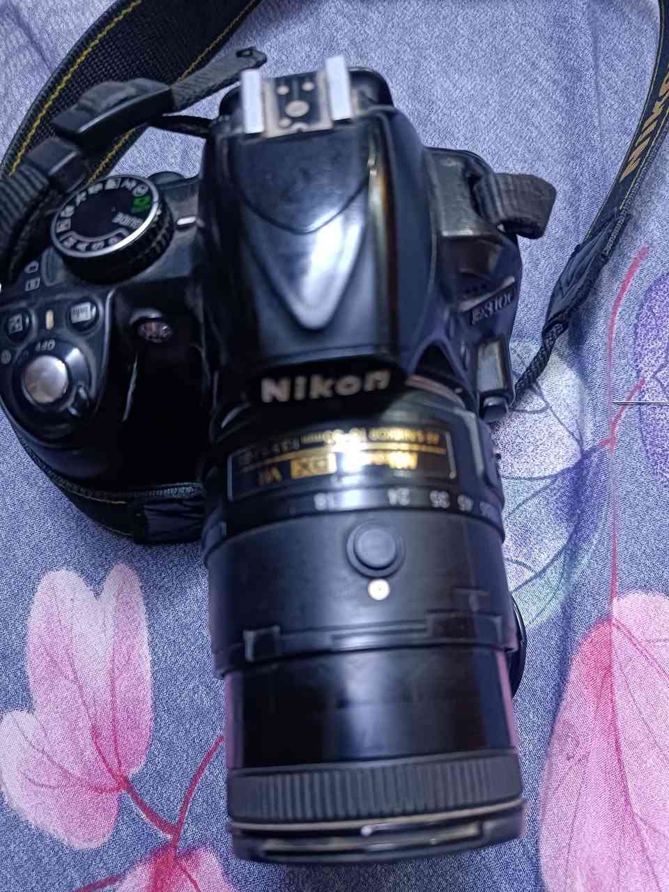 السلام عليكم كامره نيكون
ماعرف شنو معلومتها الكامره شغاله
وجنت اصور بيها صوره حلوه ودقه عاليه
ماعرف قبل فتره صورت بيها الصوره مالتها بيها غواش من تقرب زوم
المشكله بل اعدادت او غيرها ماعرف   اني ماعرف للاعدادت مع ثنين بطاريه وشاحنه 
الكامره معروضه175 وبيها مجال بسيط مكنها كربلاء موجود واتس اب و اتصل ***********
