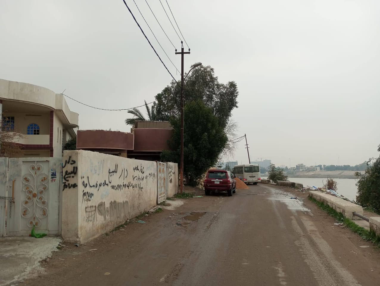 السلام عليكم تعلن شركة الجبوري للعقار والمقاولات العامه عن بيع دار ملك صرف زراعي سند 25 في منطقة الكريعات القصور يطل على نهر دجله مباشر بناء نضيف
1 المساحة 650 متررررر
2 الواجه 15 مترررر 
3 النزال 43 متررر 
4 عرض الشارع 10 مترررر على نهر دجله مباشر 
5 السعر مليونين المتر وبي مجال 
يتكون من كراج وحدايق وبيت طابقين صاله كبيره وحولي ومطابخ 2 ومنور وخدمات 2 معزوله  6 غرف نوم 
عنوان الشركة الكريعات الكويتي شارع حسينية ابي تراب قرب فلكة القرغولي استفسار اتصال على الارقام التاليه 
*********** أبو صكر الجبوري 
***********
