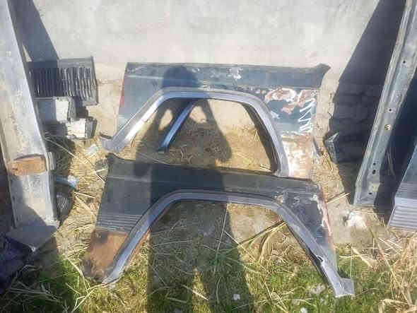 سلام عليكم يوجد غراض جيب شيروكي موديل 92اربع بيبان كاملات جام وابطاين وكشنات الوره  وشباج دعاميه وجاملاغات امامي المكان البصره رقم الهاتف ***********
