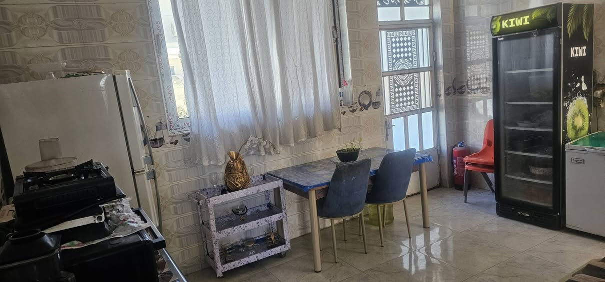 دار للبيع مساحة ٢٠٠ متر بناء حديث
قرب مول ادم  يحتوي على ٤ غرف نوم وصحيات عدد ٢ مطبخ حار وبارد صالة ضيوف مناور عدد ٢ مخزن طابق ثالث وسطحين على جانبي المخزن للاستفسار التواصل على واتساب 
***********
