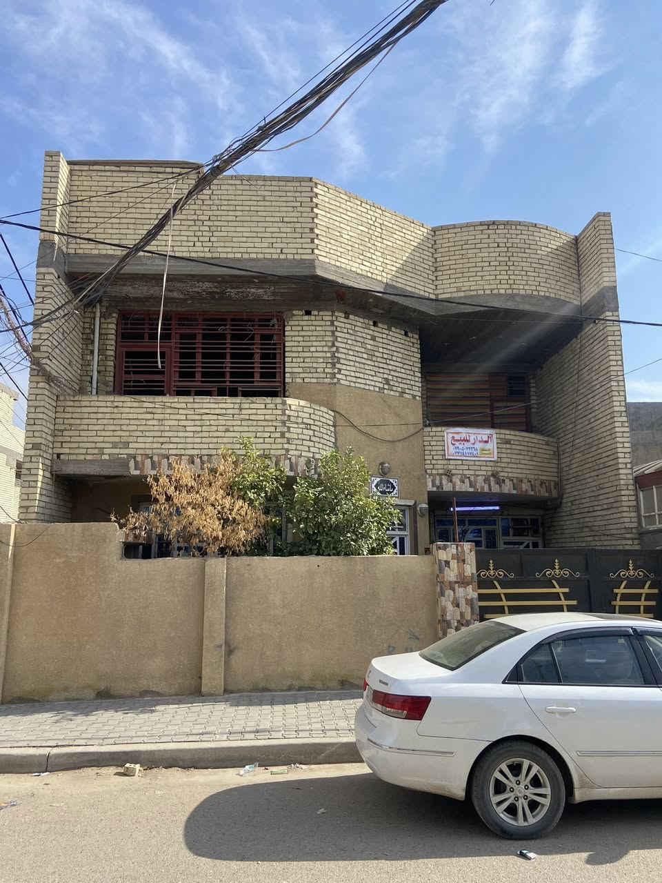 دار للبيع المحمودية حي الجزائر المساحة 150م ركن طابقين قريب على الشارع الرئيسي يتكون من 4 غرف نوم واستقبال وصالة ومطبخ ومجاميع صحية عدد 2 وگراج سيارة بناء حديث 
ملاحظة/ الطابق الثاني غير كامل من الداخل للاستفسار 
*********** واتساب 
***********
