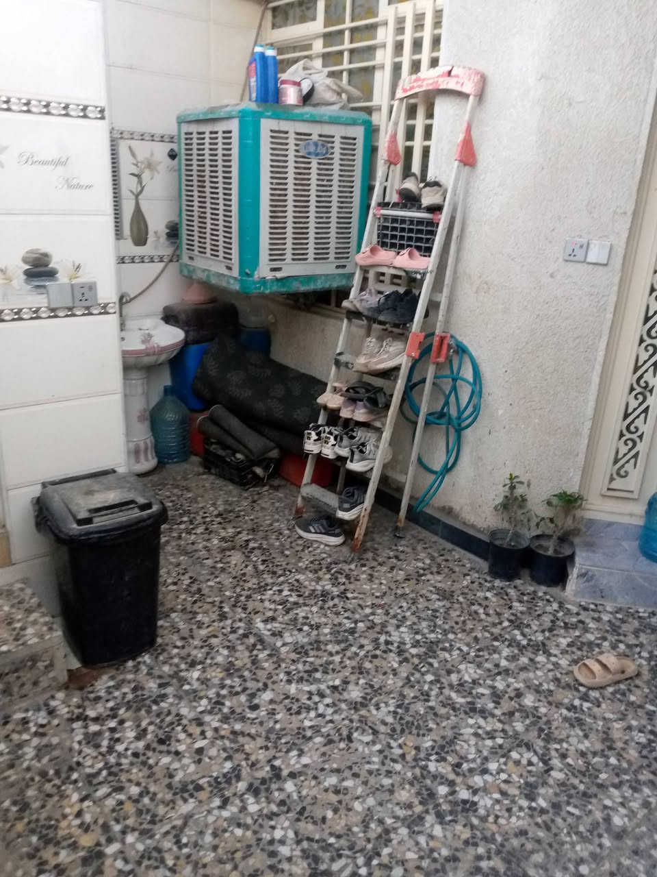 السلام عليكم بيت ١٠٠ م للبيع كامل كل بقص مابي نهايته حي اور مقابل حي الكوفه للاستفسار الاتصال ***********وعارضه ٨٠وبي مجال
