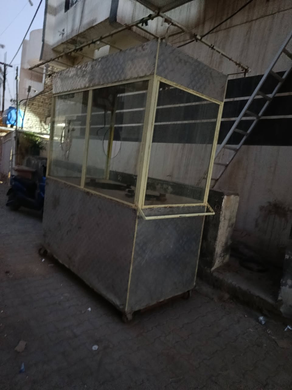 السلام عليكم بصطيه للبيع مرتبه مغزن كبير بيه جام سمك 10ملم ***********/***********
