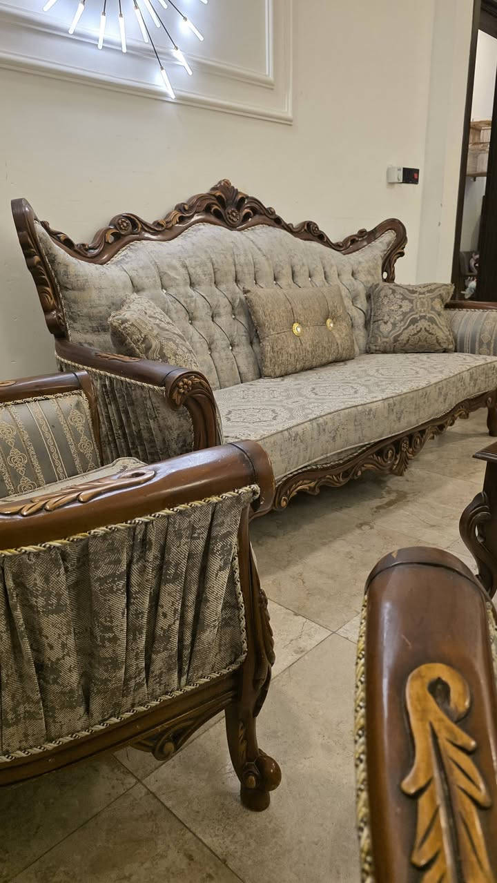 تخم تركي زان اخو الجديد ١٠ مقعد وطبلة وسط مليون وربع قفل 
***********
