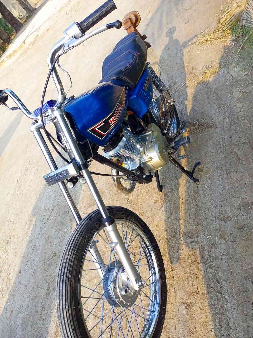 السلام عليكم شباب دراجه اربعه كير مكينه سيجي نامه شاصي 23 أوراق اصولي مكفوله كفاله عامه سعر 900 وبيها مجال مكاني عفك قريه جليحه 
الستفسار خاص او تصال ***********
