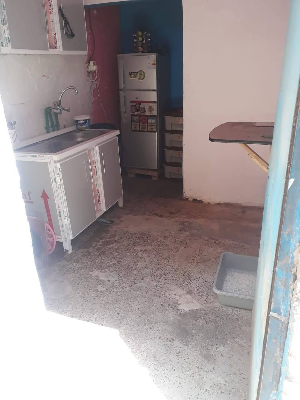 بيت طابو صرف للبيع 
بيت طابو صرف  شقه فوك معزوله باب خارجي  ودرج داخلي  /وبيت جوا  غرفتين + صاله +مطبخ تخاريج داخليه وخارجيه  وحوش  /
الشقه صاله كبيره وغرفه ومطبخ وتخاريج  كامله
عنوان شارع المعمل البراكيه بل طابو صرف شارع مقرنص  مجاري كهرباء ماء جديده  
صالح للسكن  معه ترتيب  حسب سعر البيت 47 مليون معه المجال 
رقم واتسب وتصال ***********
