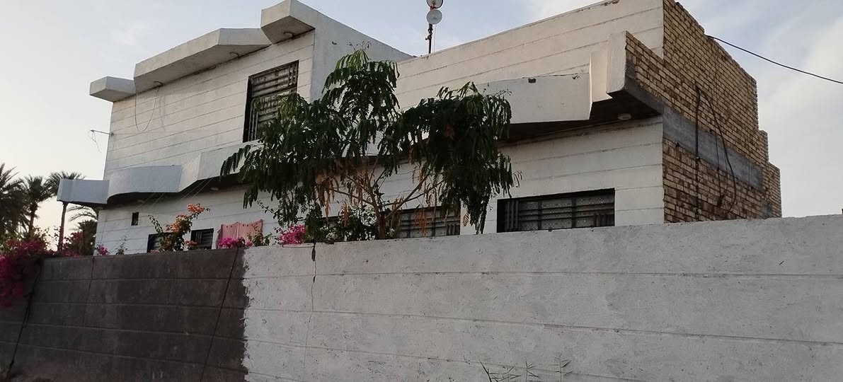 سلام عليكم  بيت  على طريق الديوانية السنية طريق الزوار مابين سنية و الديوانية يبعد عن الشارع 250متر طابو سند 25 مساحة 550م +فضلة +حديقة داخلية و خارجية + يوجد 5اغرف 4×5 و غرفة واحدة 6×5 + استقبال  و مطبخ 6×5 صحيات داخلية و خارجية +كونكريت مسلح  بناء 2025 ماء و مجاري كاملة مجمع حيدر حجي هندي على طريق السنية مقابل برج اسيا سيل  ***********
***********
سعر خاص

